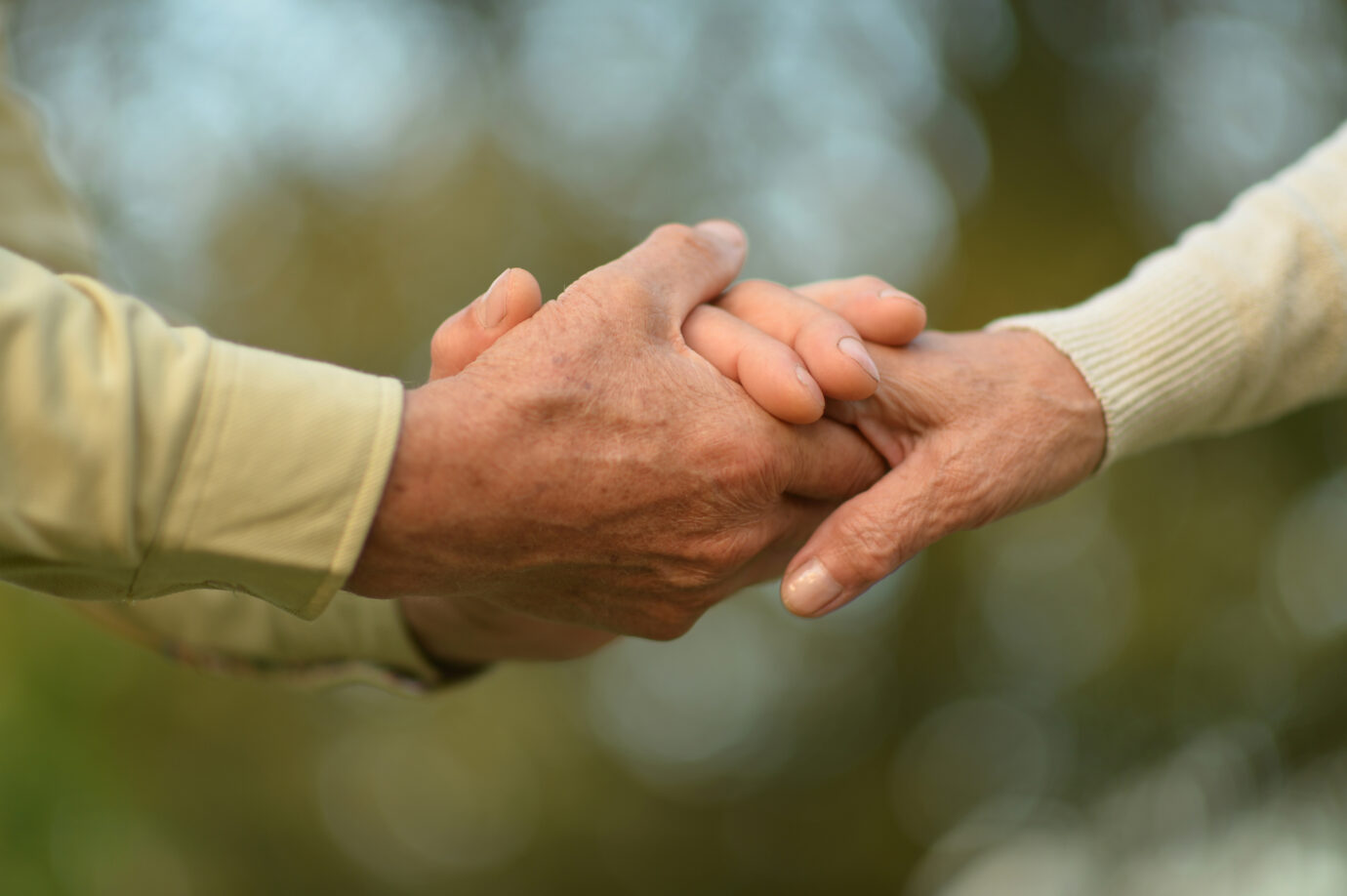Dos personas se dan la mano