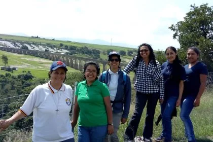 Grupo de personas de ARCORES Argentina en el campo